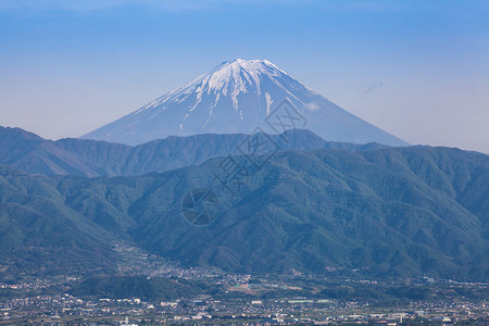 春季的富士山和甲府市图片