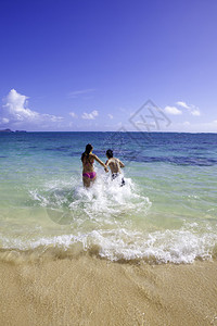 夫妇在夏威夷海滩玩耍图片