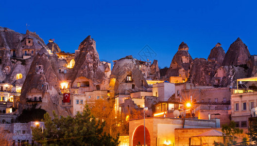 土耳其格雷梅的圆柱形石崖和洞穴房屋背景图片