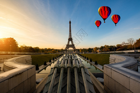 法国巴黎埃菲尔铁塔日出的热气球埃菲尔铁塔是法国巴图片