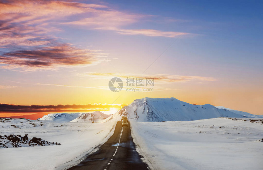 冬季路面的景观日出时在乡村公路图片