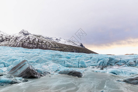 美丽的风景与冰冻的Svinafellsjokull冰川图片