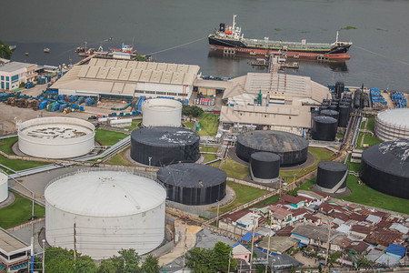 泰国河边老码头上的炼油厂图片
