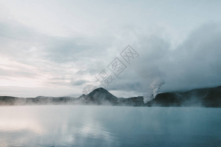 雄伟的冰岛海岸落基山脉和温泉蒸汽图片