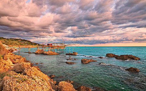 黎明时分的亚得里亚海沿岸景观高清图片