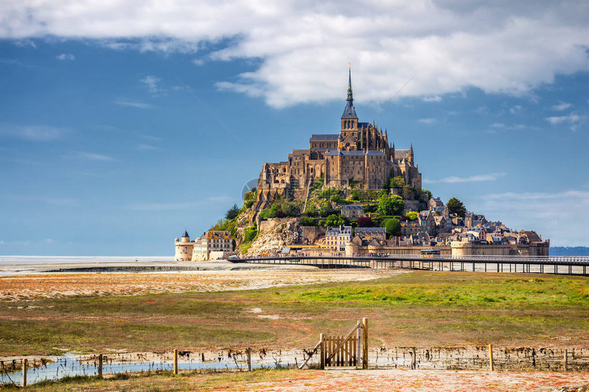 法国北部诺曼底Normandy的美丽全景以蓝天为蓝天的著名的LeMontSaintMich图片