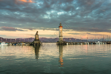 在德国康斯坦湖的琳杜港与灯塔一起美图片