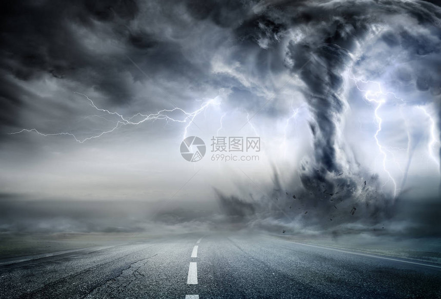 风雨如磐的道路上的强大龙卷风图片