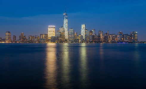 与世贸中心在晚间交换地点从纽约市下曼哈顿与世贸中心图片
