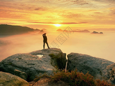 摄影师在云端的海面上迷雾的山上闪耀背景图片