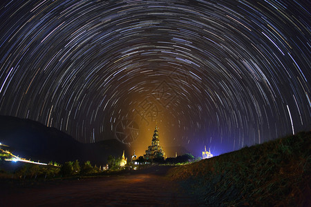 Phasornkaew寺庙的星光之夜起动帆背景图片