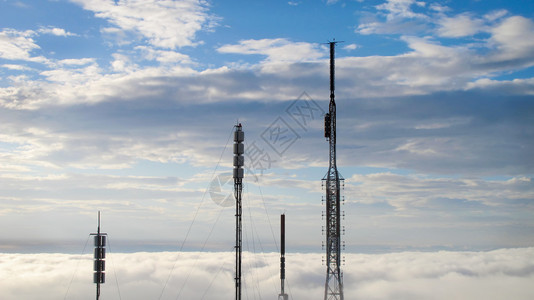 云端之上的电信天线图片