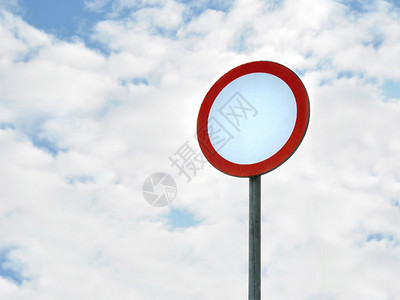 交通道路标志牌上孤立的天空图片
