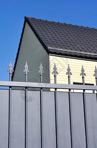 旧式的金属围栏在房屋图片
