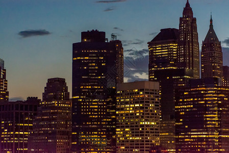 夜里在曼哈顿市下城的天梯图片