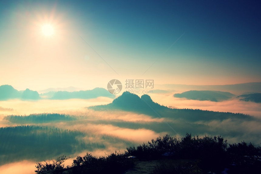 在岩石山顶上美梦般的日出风景进入迷雾山谷图片