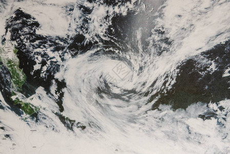 台风Wukong热带气旋眼闭合背景图片