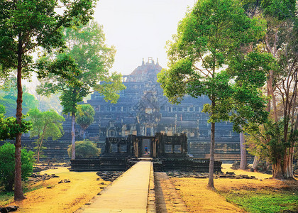 AngkorThom建筑群的寺庙图片