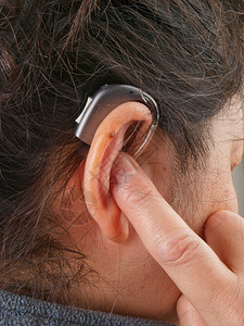 戴助听器的女人图片