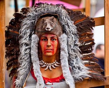头饰的美洲原住民雕塑图片