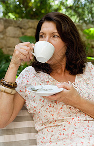 一边喝咖啡一边度假放松成熟的人在户外喝热饮老年图片