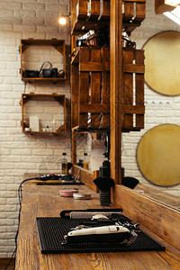 现代理发店木制架子和镜子背景图片