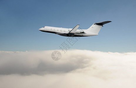 翱翔在云层上的私人喷气式飞机图片