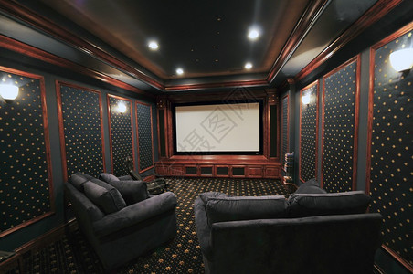家庭影院地下室改造后投影仪屏幕和漂亮的座椅优雅的家图片