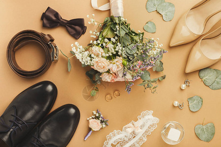 新娘和新郎鞋花卉胸花束金戒指的顶部视图婚礼概念的准图片