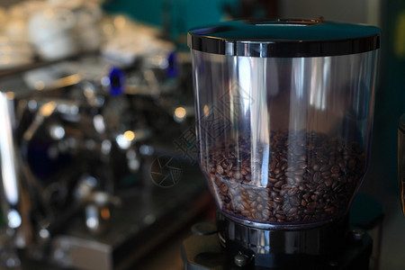 咖啡研磨机中的咖啡豆和咖啡图片