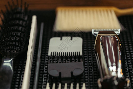 理发店梳子刷子和电动理发器的特写视图图片