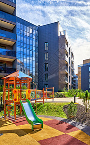 现代公寓住宅楼和儿童游乐场综合设施图片