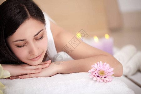 温泉女人女在美容水疗中心享受放松的背部按摩身体护理皮肤护理健康幸图片