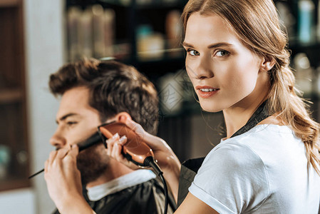 美容院男客户在剪头发时寻找相机的有吸图片