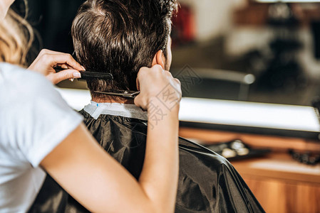 美发师在美容院为男客户剪头发的短片图片