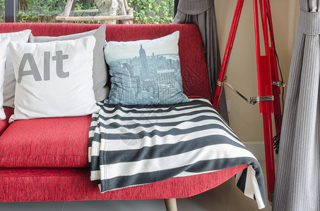 家里客厅里带枕头的现代红色沙发图片