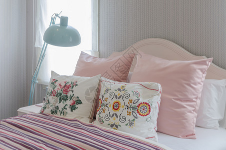 家里卧室床上的粉红色枕头图片