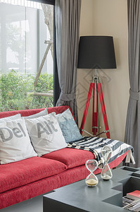 家里客厅里有枕头和灯的现代红色沙发图片