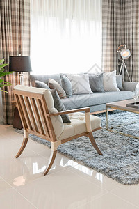 现代客厅地毯和沙发上用木图片