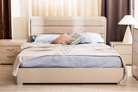 现代卧室内部配有柔软的床和枕头背景图片