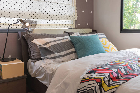 现代卧室的单张床单枕头丰富多彩室内图片