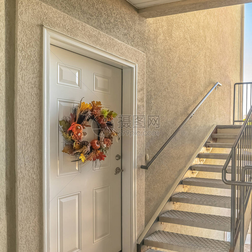 方形框架从外部楼梯间的公寓前门图片