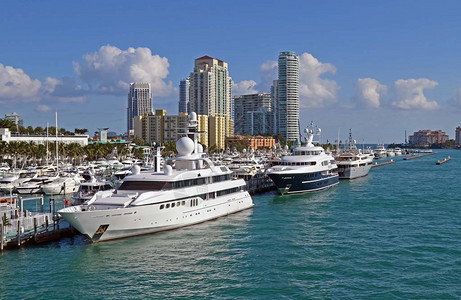 大型游艇停靠在迈阿密海滩码头背景里图片