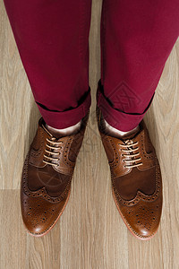两色绒面革布洛克鞋的无袜男腿图片