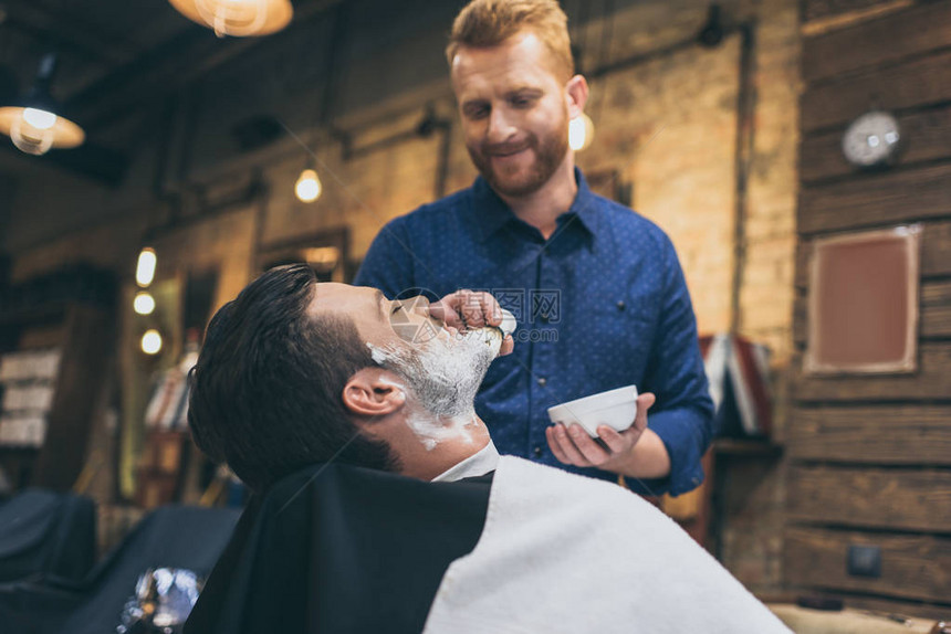 理发店在客户刮胡子前应用