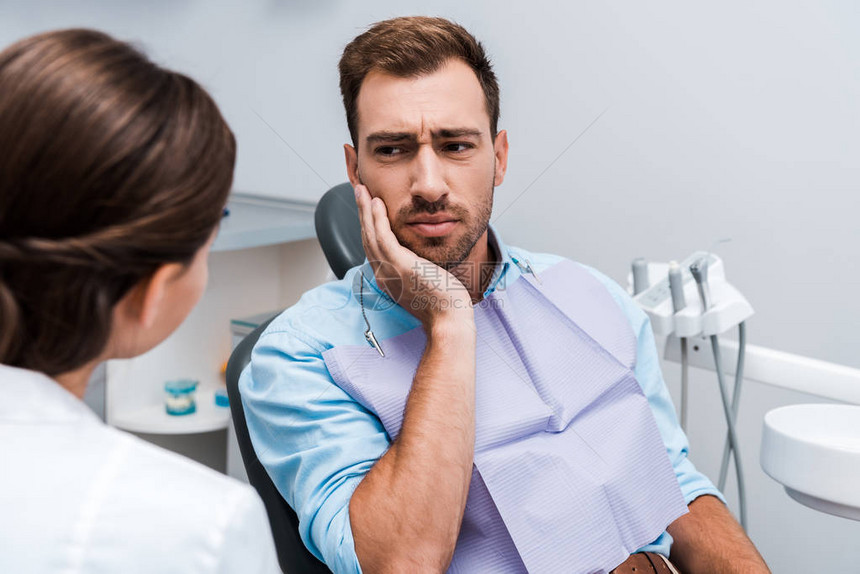 病人在牙医附近牙痛时碰脸时有选择地偏重图片