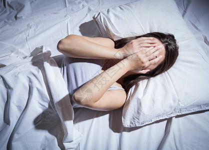 失眠抑郁无眠睡眠障碍沮丧的女人用手图片