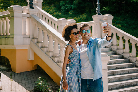 年轻情侣使用手机自拍图片