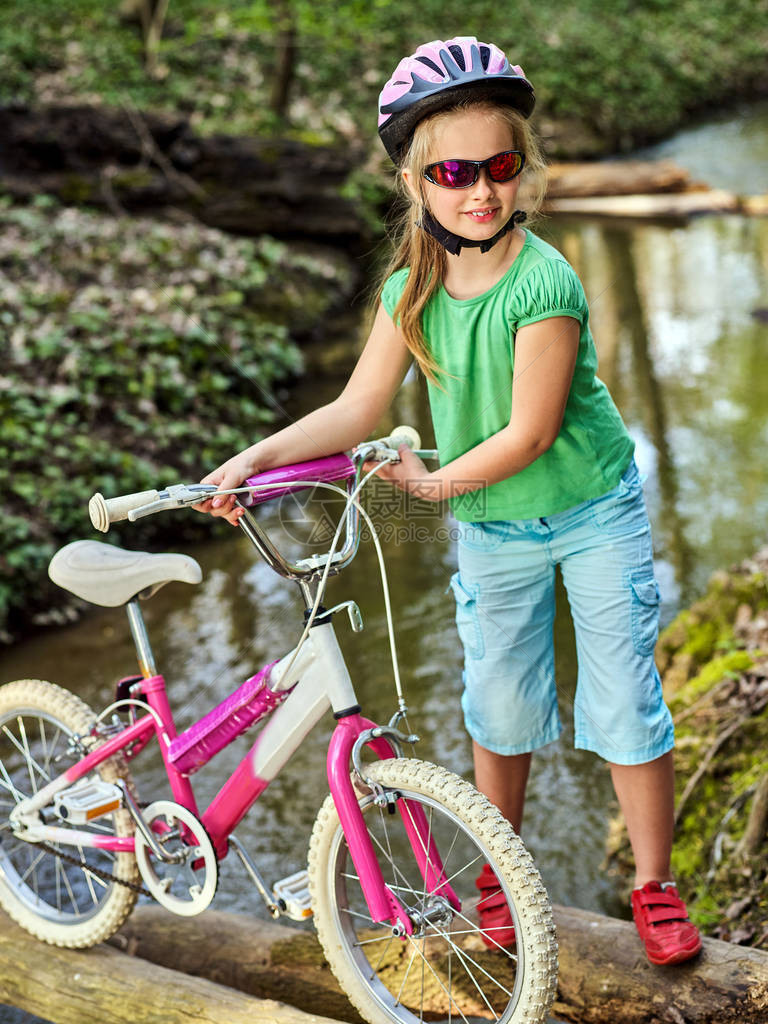 在夏日公园里骑着女士自行车的儿童儿童公路自行车在大自然上奔跑戴着头盔骑自行车涉水的小女孩骑自行车旅行有图片