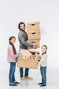快乐的孩子拿着装玩具的纸板盒图片